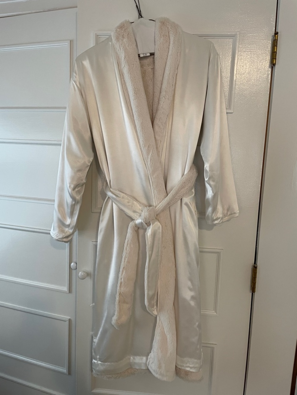 Giraffe at Home Cozy Cream Satin/Plush Robe - Picture 2 of 13